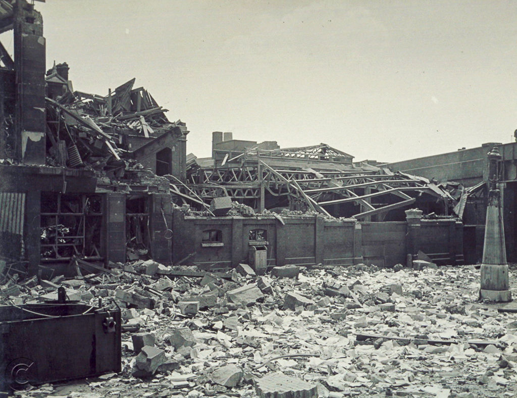 Ruins in America Square from a V-1 strike in 1944 looking south-east to the Fenchurch railway viaduct.
Photograph by Arthur Cross and Fred Tibbs.